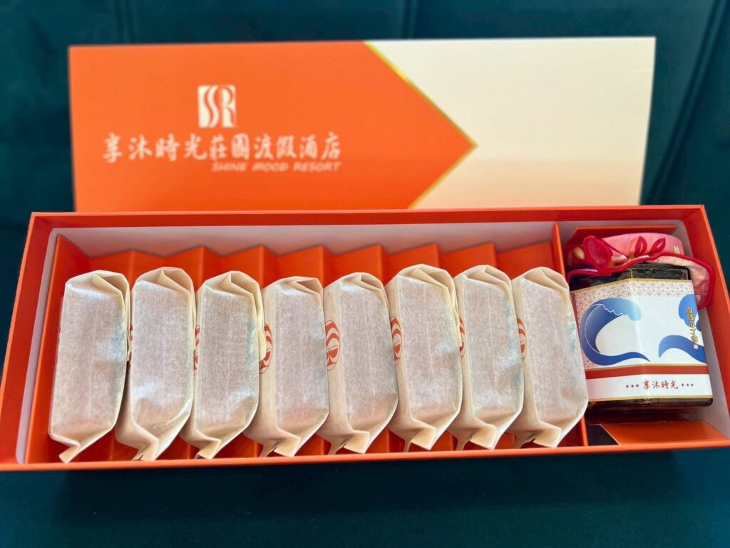 享沐時光莊園渡假酒店推出全新年節禮盒，結合紅麴鳳梨酥與主廚特製XO醬，整體設計喜氣大方，為農曆新年送禮市場提供新選擇。（圖/享沐時光提供）
