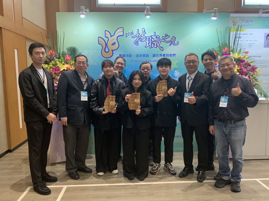 中國科大副校長廖憲文(右2)、教務長(左5)與建築系、室設系、視傳系與土木系師生，於頒獎典禮合影。 校方／提供