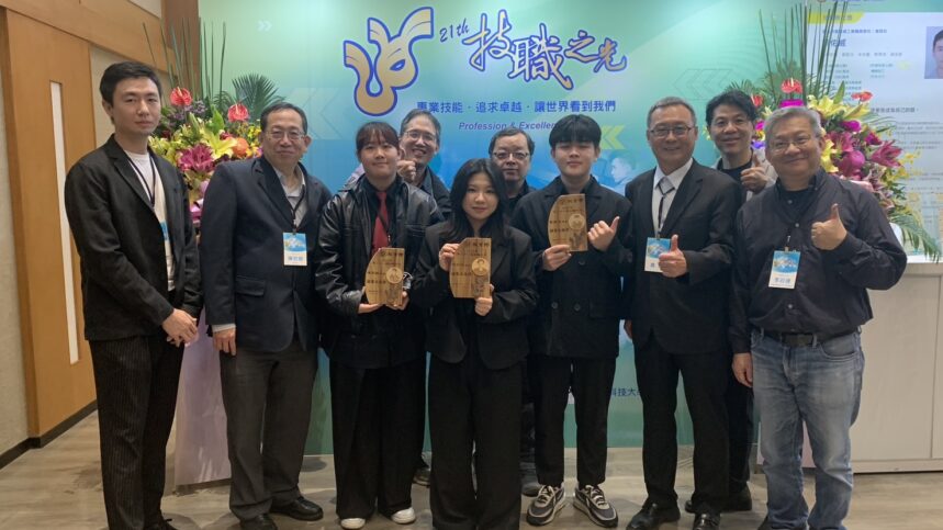 2025技職之光_01_0 中國科大副校長廖憲文(右2)、教務長(左5)與建築系、室設系、視傳系與土木系師生,於頒獎典禮合影。 校方/提供