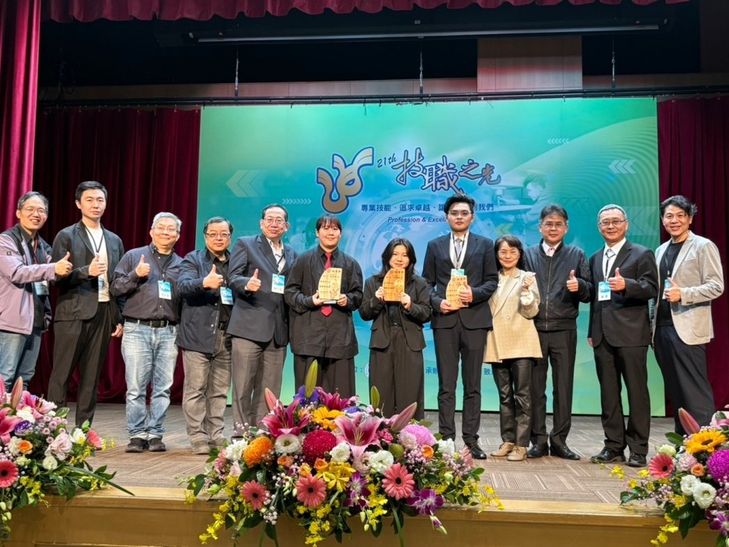 中國科大視覺傳達設計系老師陳建勳(左)、李政達(右)與專題獲獎同學合影。 校方/提供