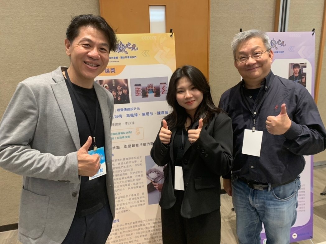 中國科大視覺傳達設計系老師陳建勳(左)、李政達(右)與專題獲獎同學合影。 校方/提供