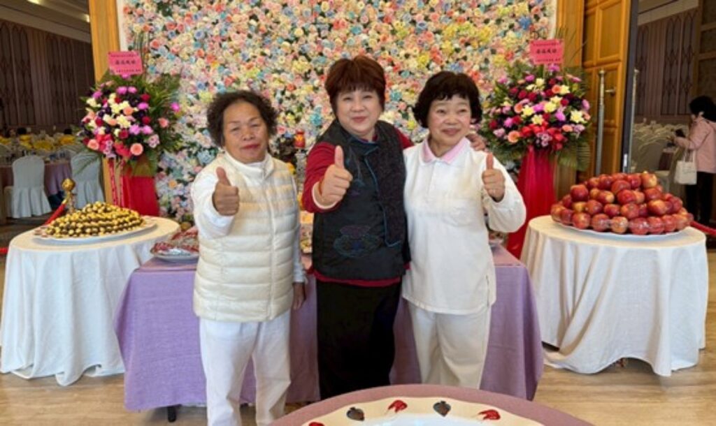 嘉義玉靈千手觀音院院長謝玉慧（圖中）受邀到場，強調以慈悲為本、以行動落實信仰，是宗教走入社會的關鍵力量。（照片／現場翻攝）