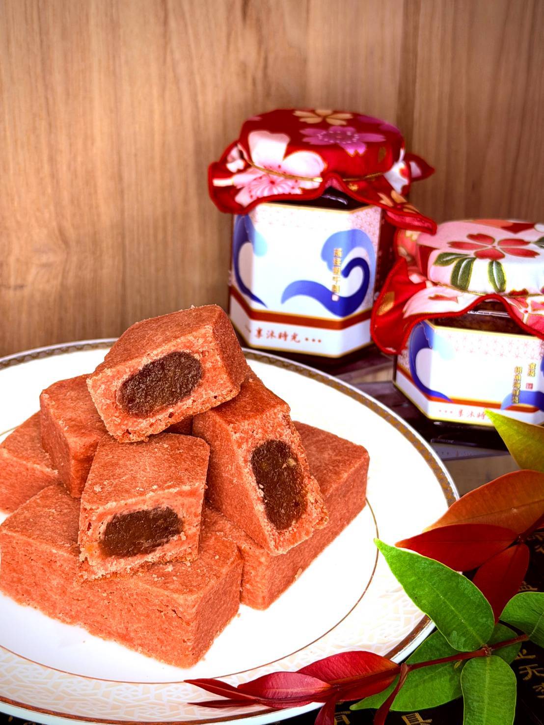 主廚特製XO醬禮盒嚴選多款海味食材慢火熬製,並以客家花布點綴瓶蓋包裝,展現苗栗在地文化特色,為年節餐桌增添風味層次。(圖/享沐時光提供)