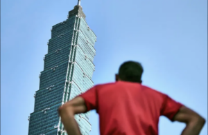 徒手攀岩之神 Alex Honnold 霍諾德征服 101 的祕密武器！除了勇氣，他還帶了什麼