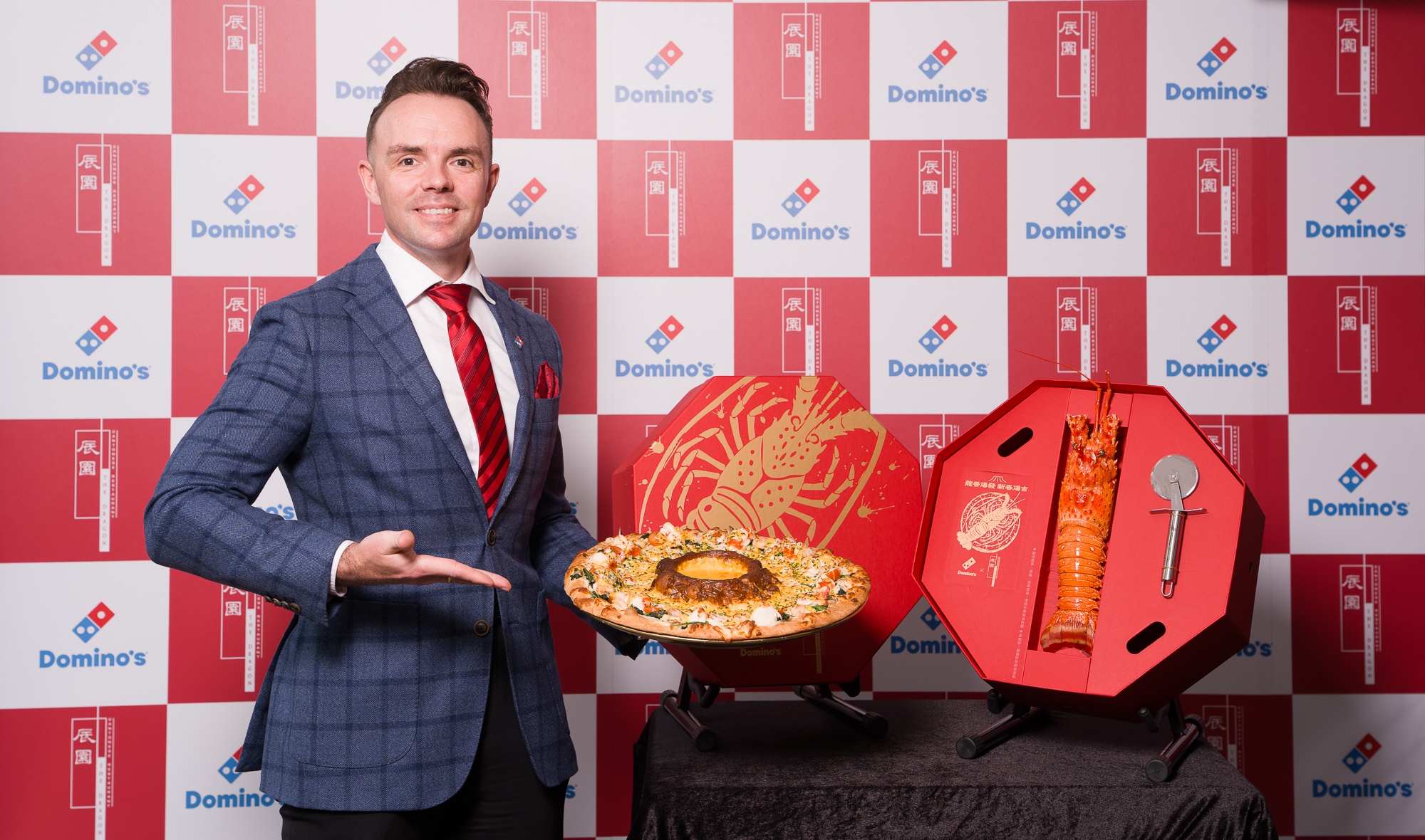 豪奢迎新年,達美樂重磅攜手米其林入選餐廳「辰園」,聯手打造「極品大龍蝦金沙起司火山披薩」將象徵富貴的大龍蝦入饌。(圖/達美樂)