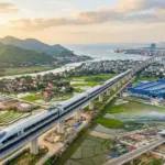 稻田、河流和山脈，到遠處的沿海城市和港口，越南高鐵計畫連接河內到胡志明市。（圖/nano banana)