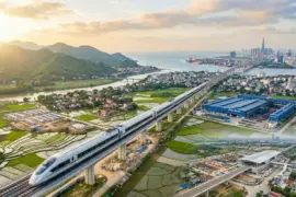 稻田、河流和山脈，到遠處的沿海城市和港口，越南高鐵計畫連接河內到胡志明市。（圖/nano banana)