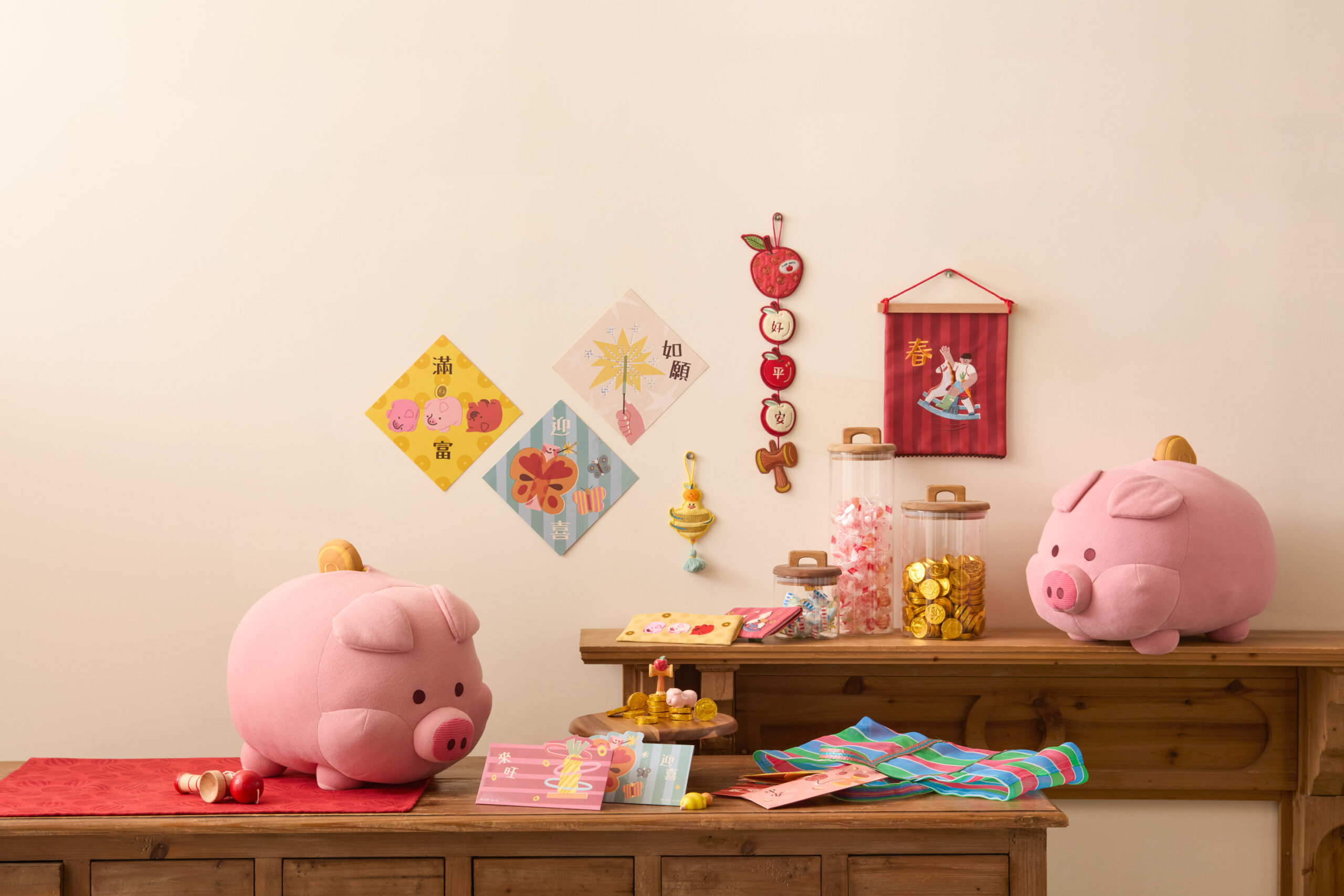 HOLA 攜手插畫藝術家朱緹(dee chu)推出春節聯名,以復古童玩為靈感,為年節佈置注入更多情感記憶。(圖/HOLA提供)