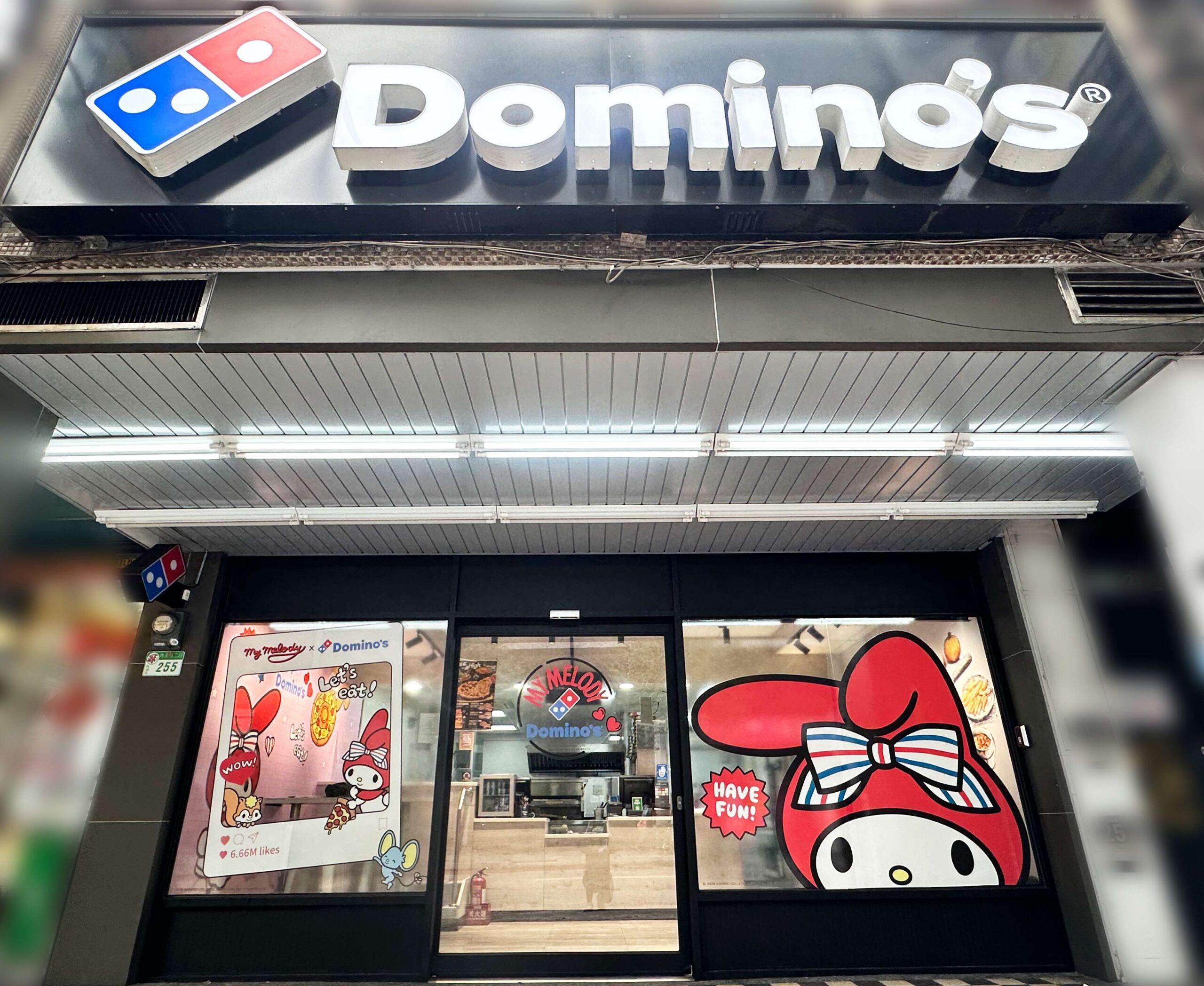 達美樂披薩「內湖店」限時打造超吸睛美樂蒂打卡牆讓人萌心大發，是美樂蒂迷不能錯過的拍照打卡點