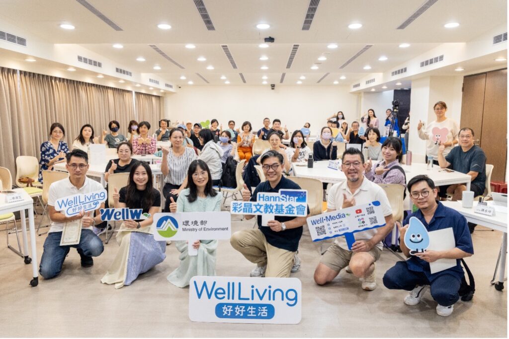 綠影創作獎起跑，邀請永續職人於環境部舉辦永續講座。(一排左起REnato lab創辦人王家祥、台南企業文化藝術基金會執行長林芳如、環境部環境保護司司長徐淑芷、彩晶文教基金會執行長吳翰青、樂檸漢堡創辦人陳永中、樂夢人生執行長邱雅達)