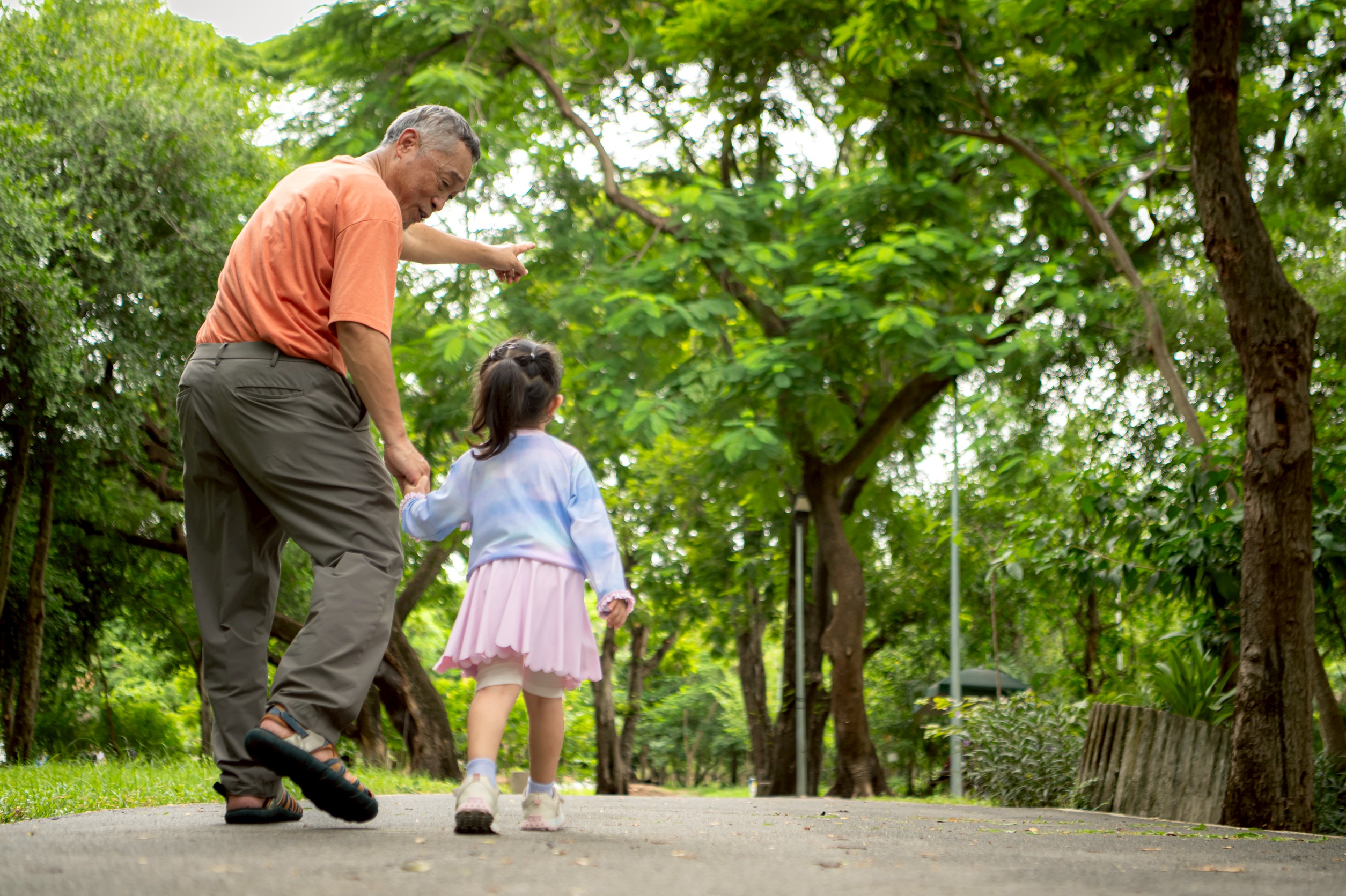 網友分享將孩子送到阿公家放寒假,阿公天天帶孫子爬山,網友笑:這不是寒假是生存遊戲。(圖片來源:freepik圖庫)