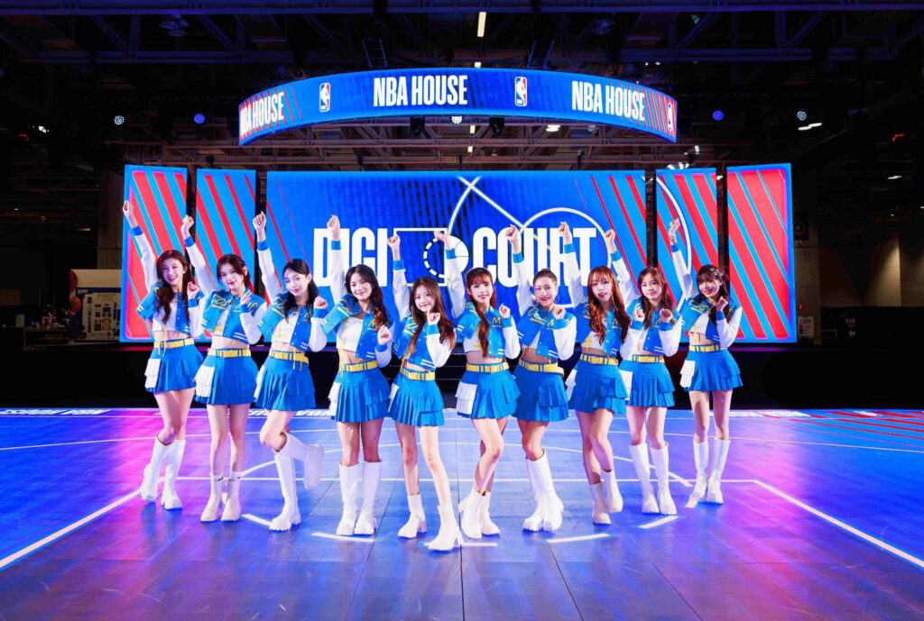 澳門NBA季前賽表演的10位緯來原創《宇宙啦啦隊》成員。（圖／緯來電視網提供）