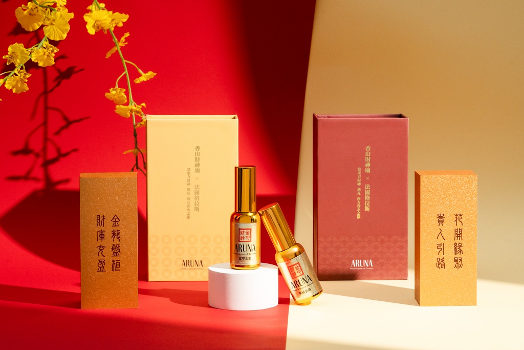 兩款限定香調:一手抓財富,一手抓愛情。(圖/品牌提供)