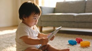 別讓小孩太長時間看3C螢幕！研究顯示：長大罹患焦慮機率恐增加