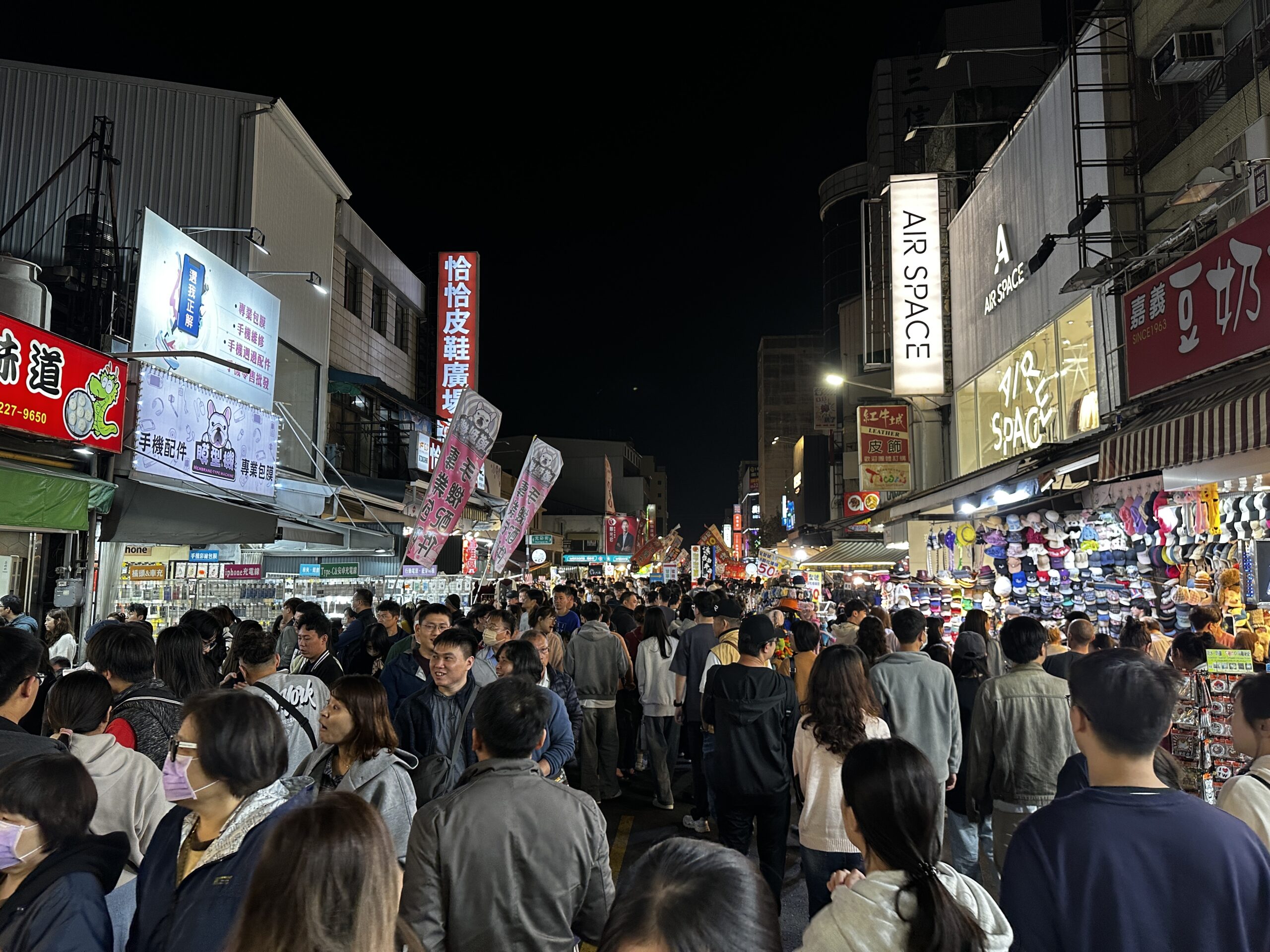 嘉義夜市人潮滿滿。