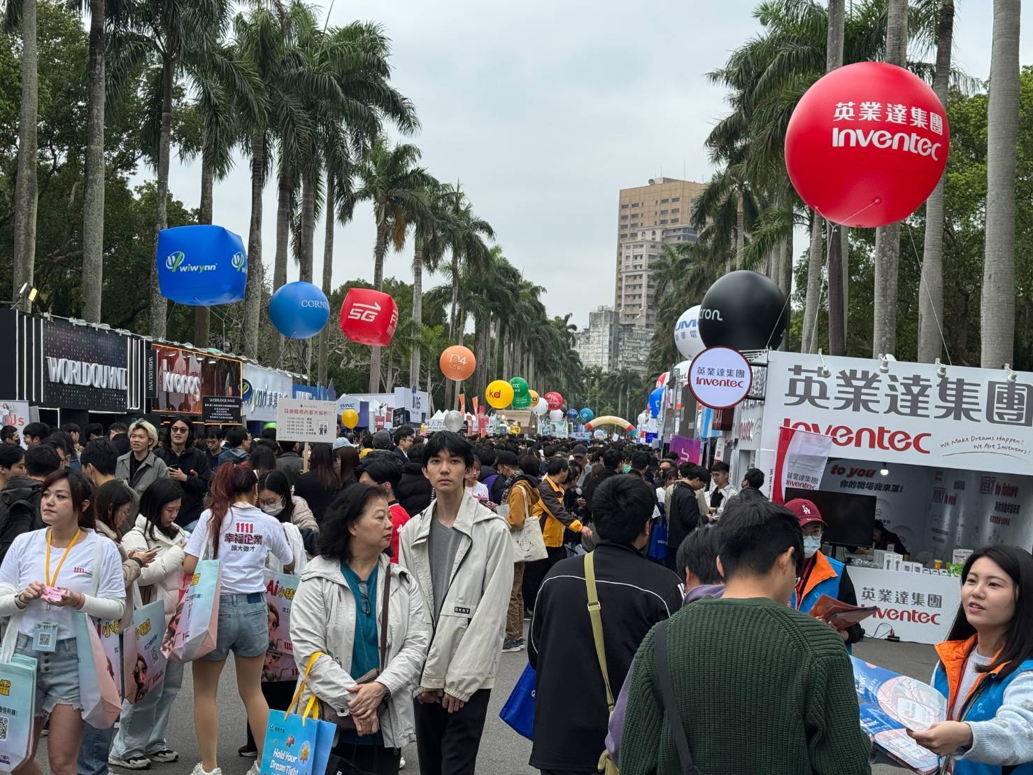 學子熱情參與2026台大校徵,現場萬頭鑽動,廠商努力吸引學子的目光。(圖/1111人力銀行提供)