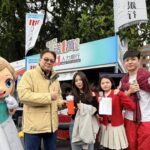 台大外文系大四生劉亮妤（中）驚喜獲得1萬元獎金，接受AI小精靈（左一）和1111人力銀行總經理張篆楷（左二）的頒獎合影。（圖/1111人力銀行提供）