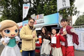 台大外文系大四生劉亮妤（中）驚喜獲得1萬元獎金，接受AI小精靈（左一）和1111人力銀行總經理張篆楷（左二）的頒獎合影。（圖/1111人力銀行提供）