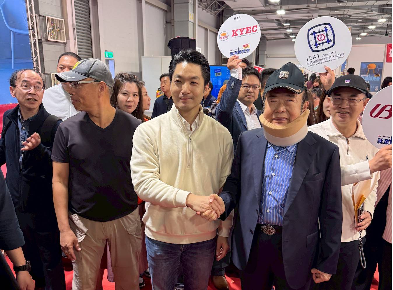 台北市長蔣萬安(左)和1111人力銀行總裁林文雄(右)相見歡。(圖/1111人力銀行攝)