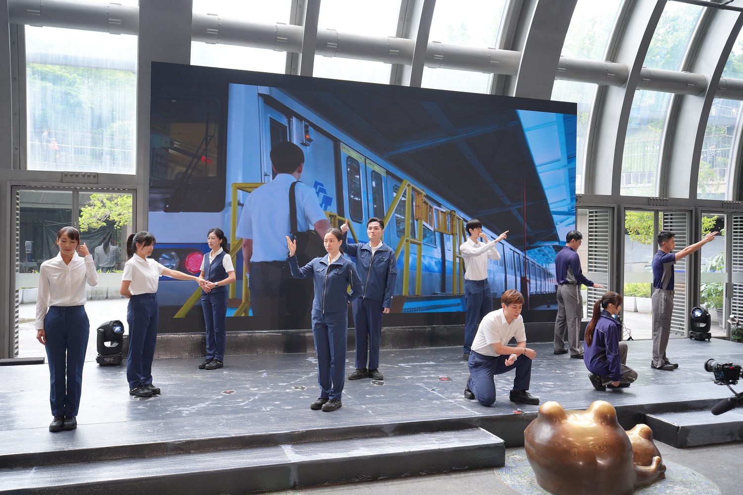 紀念會由第6代制服亮相揭序,舞蹈結合捷運音效與日常服務,展現捷運同仁的專業形象。(圖/臺北大眾捷運)