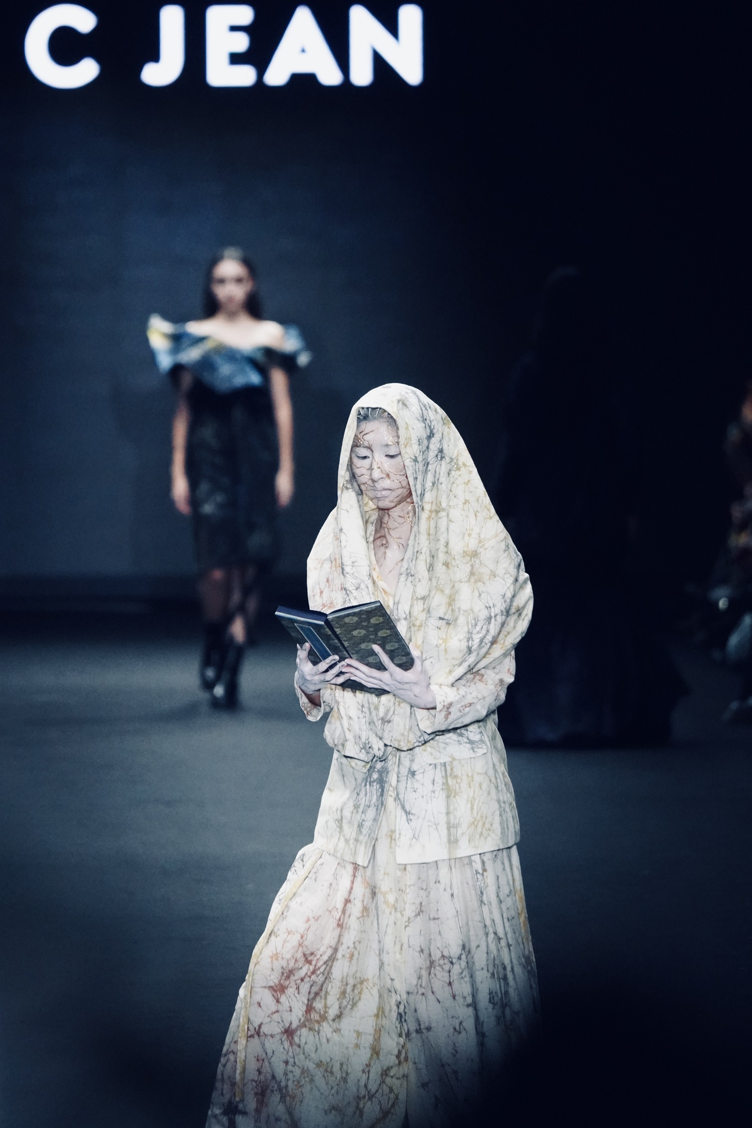 被譽為「轉型元年」的 2026 26AW 臺北時裝週,由 C JEAN 領銜揭開序幕,新創舉除融入「僧哲學」,更將台灣的國寶古美術 《觀音菩薩普門品》,透過伸展台的演繹,展現台灣的時尚工藝及宗教軟實力 。 《觀音菩薩普門品》 為國立故宮博物院與僧伽林文化出版有限公司共同合作之國寶復刻經書。圖/楠西萬佛寺