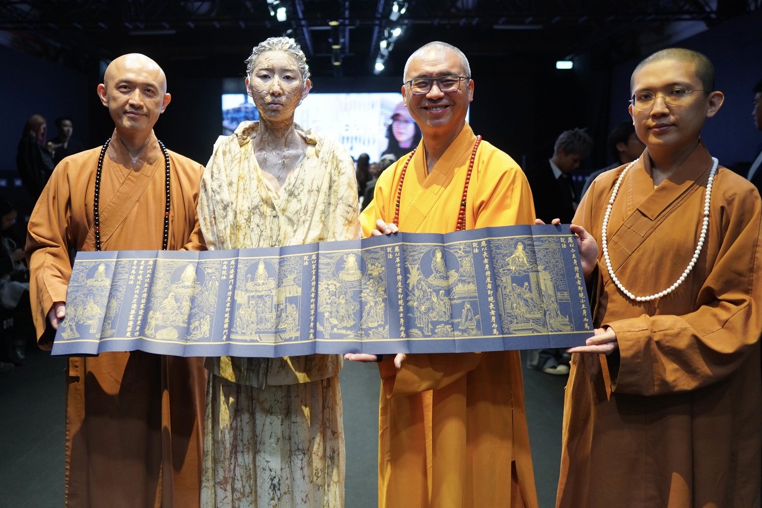 楠西萬佛寺 法藏大和尚與師父應邀出席由文化部主辦之 26AW 臺北時裝週開幕首場活動,伸展台展示之觀音菩薩普門品為國立故宮博物院與僧伽林文化出版有限公司合作之國寶復刻文創。圖/楠西萬佛寺