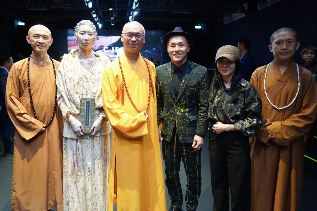文化部主辦之 26AW 臺北時裝週開幕秀現場，設計師簡君嫄將｢僧哲學｣融入創作，楠西萬佛寺 法藏大和尚及師父應邀出席，當代時尚與千年佛教新對話。圖/楠西萬佛寺