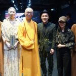 文化部主辦之 26AW 臺北時裝週開幕秀現場，設計師簡君嫄將｢僧哲學｣融入創作，楠西萬佛寺 法藏大和尚及師父應邀出席，當代時尚與千年佛教新對話。圖/楠西萬佛寺