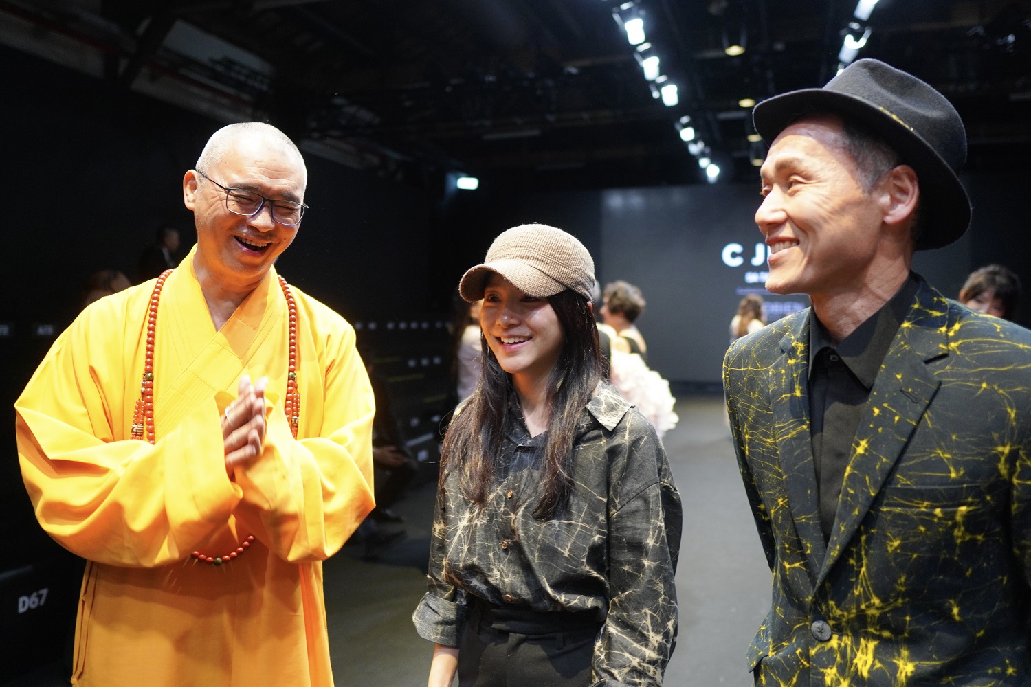 C JEAN 簡君嫄邀請楠西萬佛寺方丈 法藏大和尚擔任 由文化部主辦之 26AW 臺北時裝週開幕秀哲學導師,右一為日本京都臈纈染(Rouketsuzome)工藝合作社長。圖/楠西萬佛寺