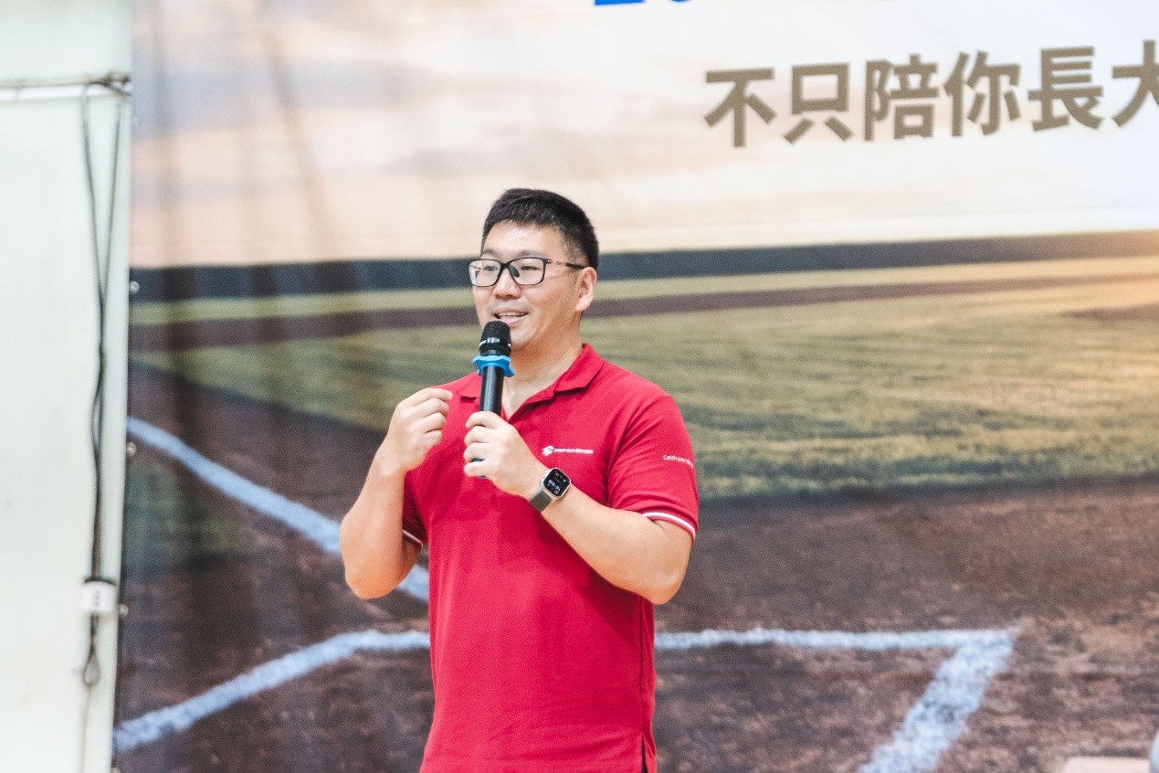 董事長沈之翔於活動現場致詞表示,宸華生技將2026年定義為「棒球公益贊助元年」,希望透過企業長期投入與資源支持,陪伴偏鄉。(圖/宸華生技提供)