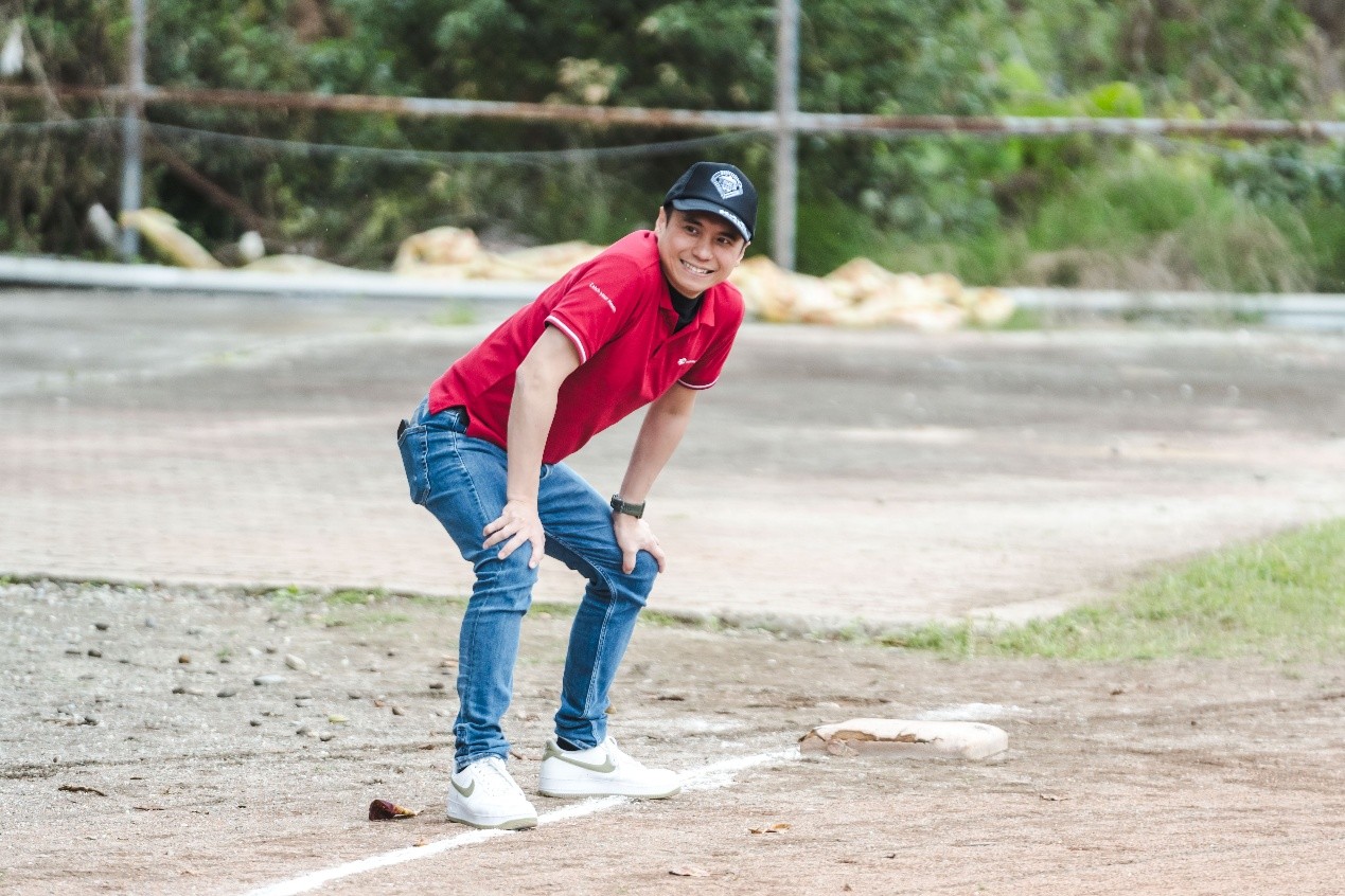 總經理黃文一走進台東豐田國小棒球場,與小球員近距離互動交流,展現企業投入基層棒球公益的支持與陪伴,期盼透過長期行動為偏鄉學童帶來更多成長與追夢的機會。(圖/宸華生技提供)