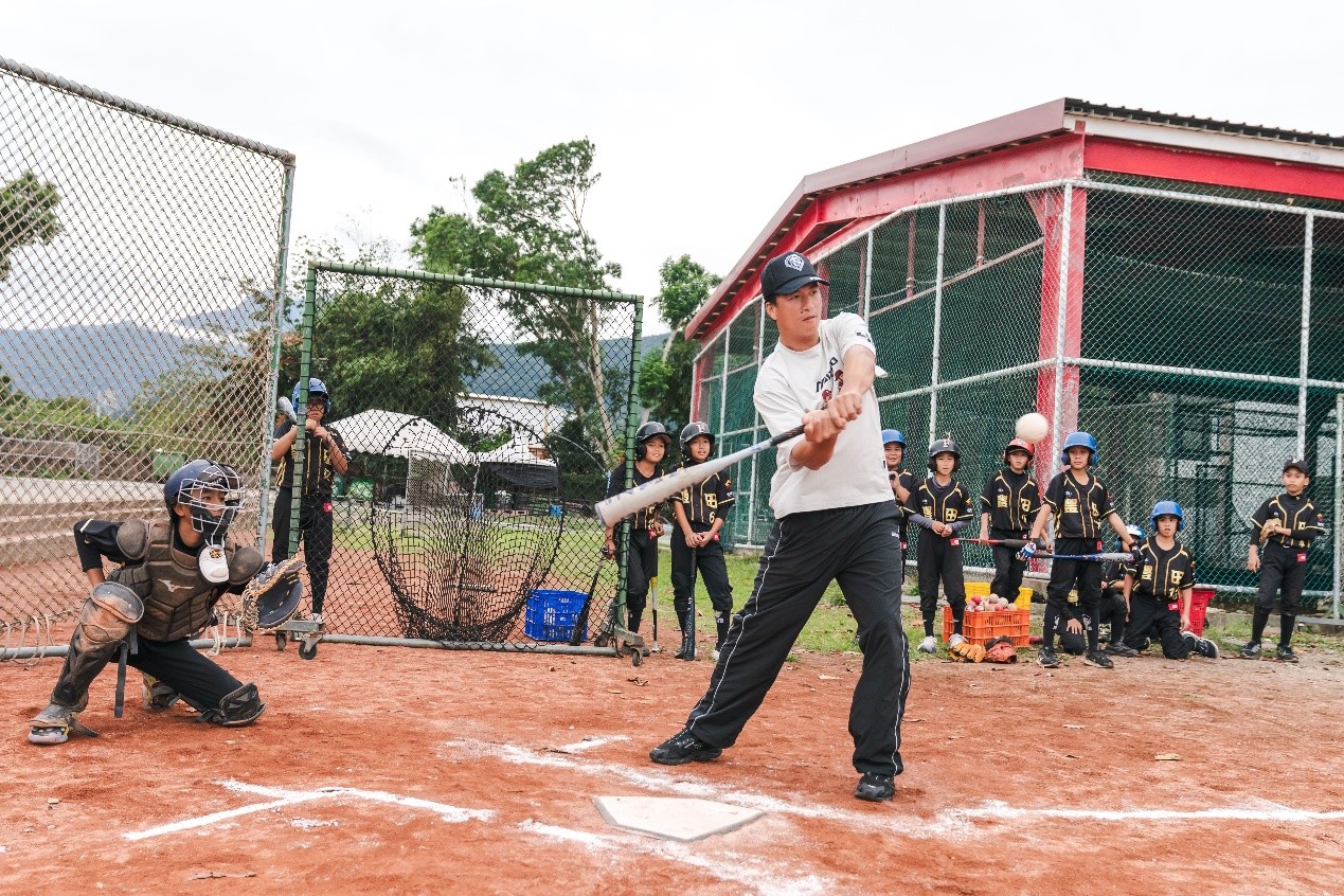 林立 走進台東 豐田國小 棒球場,親自示範打擊動作並與小球員互動教學,透過近距離交流分享職棒經驗,鼓勵孩子勇敢追逐棒球夢想。(圖/宸華生技提供)