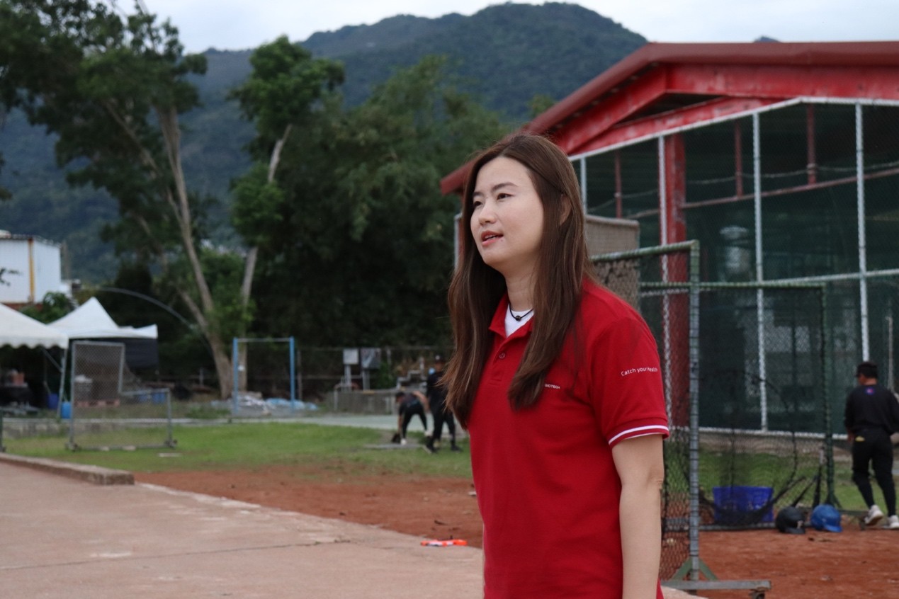 宸華生技發言人品牌行銷處長林琦淑於活動中致詞表示,企業推動棒球公益計畫,希望透過長期資源投入與職棒選手導師營,為偏鄉學童打造更好的棒球學習環境,陪伴孩子勇敢追逐夢想。(圖/宸華生技提供)
