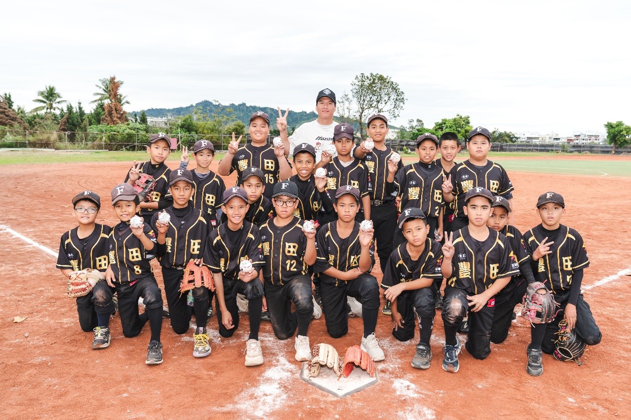 林立 與台東 豐田國小 棒球隊小球員在球場上合影留念,小球員們手持棒球露出燦爛笑容。透過企業公益支持與職棒球星的親身交流,為偏鄉基層棒球注入更多鼓勵與希望,陪伴孩子勇敢追逐棒球夢想。(圖/宸華生技提供)