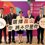 磊山保經董事長李佳蓉(中)， 帶領磊山經營團隊：業務總經理林世德、副董事長曾粹頤、董事林天來及總經理許弘偉(由左至右)，發布2025亮麗成績單。磊山保經實收保費成長近64%，連四年維持四成動能。(圖/磊山保經提供)