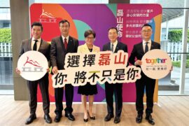 磊山保經董事長李佳蓉(中)， 帶領磊山經營團隊：業務總經理林世德、副董事長曾粹頤、董事林天來及總經理許弘偉(由左至右)，發布2025亮麗成績單。磊山保經實收保費成長近64%，連四年維持四成動能。(圖/磊山保經提供)