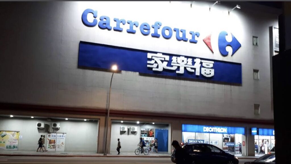 家樂福PASEO百拭柔四層衛生紙買一送一引發話題。圖片來源：Google map