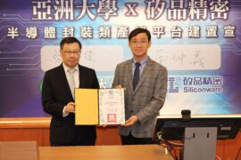 亞洲大學校長蔡進發（左）致贈感謝狀予矽品精密行政長簡坤義（右），感謝矽品精密慨然捐贈封裝關鍵設備，鼎力支持高教半導體人才培育。(圖/亞洲大學提供)