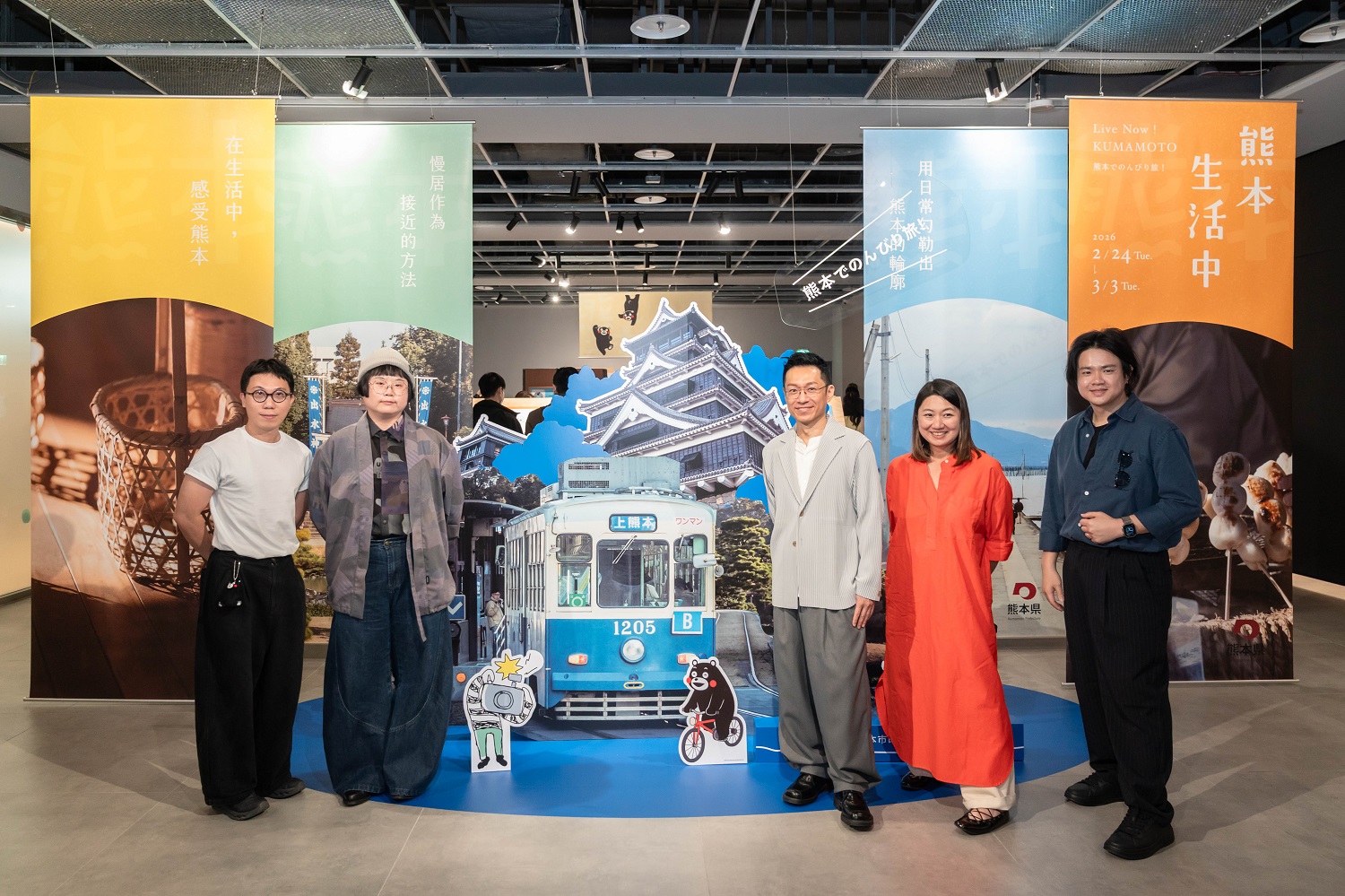 台灣職人與主持人吳東龍於展覽現場合影 ©2010 kumamoto pref.kumamon