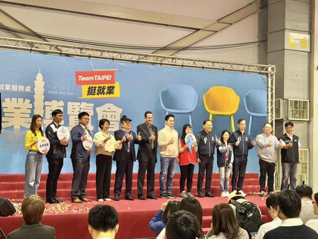 188家優質企業，齊聚圓山花博公園爭艷館的「青年畢業啟航」就業博覽會，台北市長蔣萬安（右七）和1111人力銀行總裁林文雄（左五），共同出席開幕式。（圖/1111人力銀行攝）