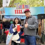 陽明交大應化所碩二的林同學（左）抽中1111的萬元紅包，指出AI小精靈協助求職面試，對找工作很有幫助。（圖/1111人力銀行提供）