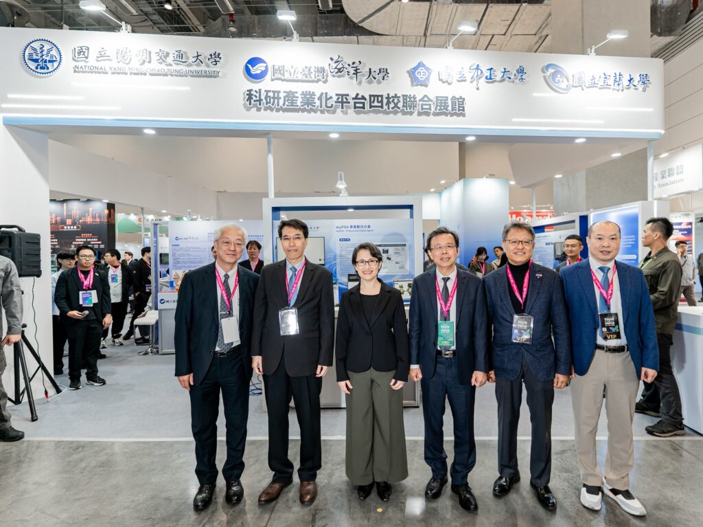 蕭美琴副總統（左三）參訪陽明交大與盟校籌設展館，並與各校長官合照。（圖/陽明交大提供）