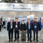 蕭美琴副總統（左三）參訪陽明交大與盟校籌設展館，並與各校長官合照。（圖/陽明交大提供）