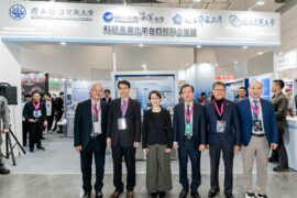 蕭美琴副總統（左三）參訪陽明交大與盟校籌設展館，並與各校長官合照。（圖/陽明交大提供）