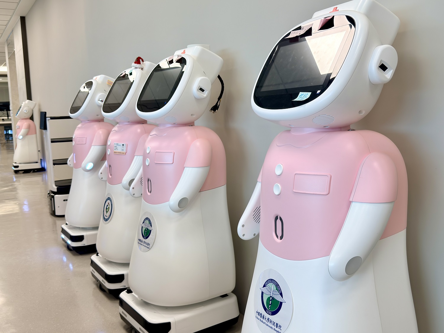 醫療照護機器人愛寶EirBot。(圖/亞洲大學提供)