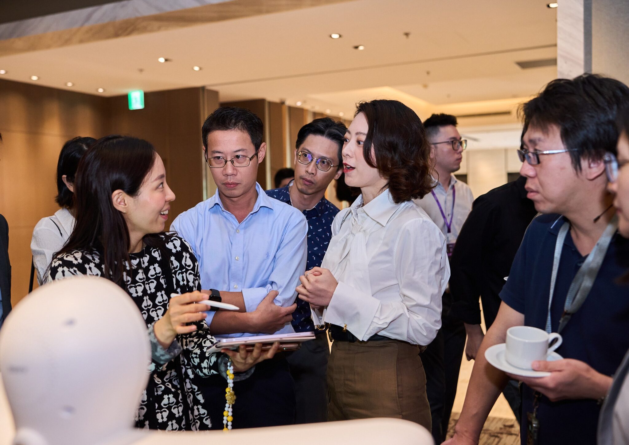 FITme創辦人Inhee Lee(左起)、葉峻昇醫師、蔡維軒醫師、賴昕隄醫師、黃士財醫師等專家熱烈交流,探討數位模擬技術如何優化醫病溝通。圖/蓓蕾莉生技提供