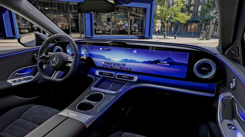 賓士C-Class電動版內裝首曝光!全面39吋大螢幕被點名像「它」 賓士C-Class電動版內裝首曝光!全面39吋大螢幕被點名像「它」