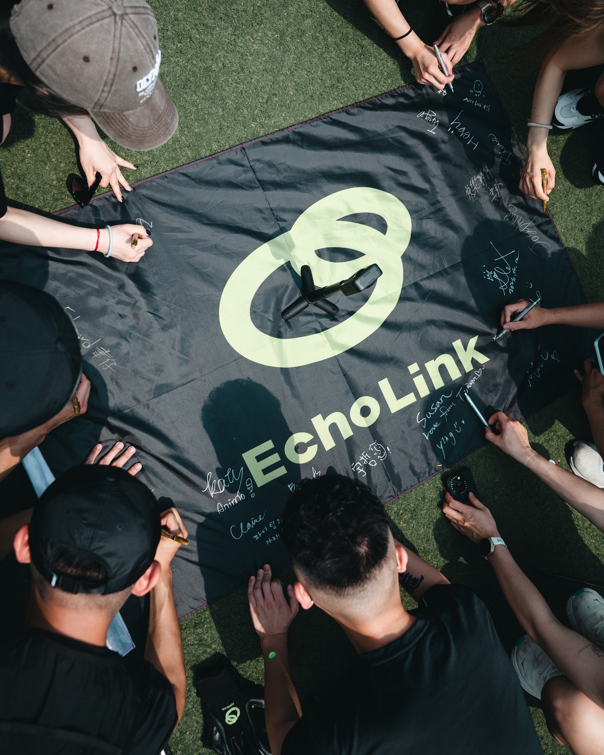 「參與者於綠色信物簽名,象徵將永續動能從台北跨海傳遞至首爾 PIRL 團隊」