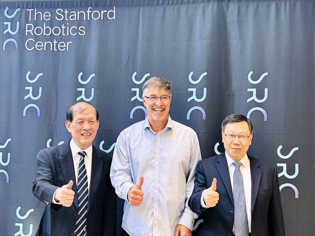 亞洲大學校長蔡進發(右)前進美國，參訪全球機器人研究重鎮史丹佛機器人中心（SRC），由SRC執行總監Steve Cousins(中)親自接待，並與中國醫藥大學附設醫院院長周德陽(左)合影。(圖/亞洲大學提供)