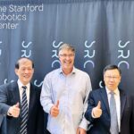 亞洲大學校長蔡進發(右)前進美國，參訪全球機器人研究重鎮史丹佛機器人中心（SRC），由SRC執行總監Steve Cousins(中)親自接待，並與中國醫藥大學附設醫院院長周德陽(左)合影。(圖/亞洲大學提供)